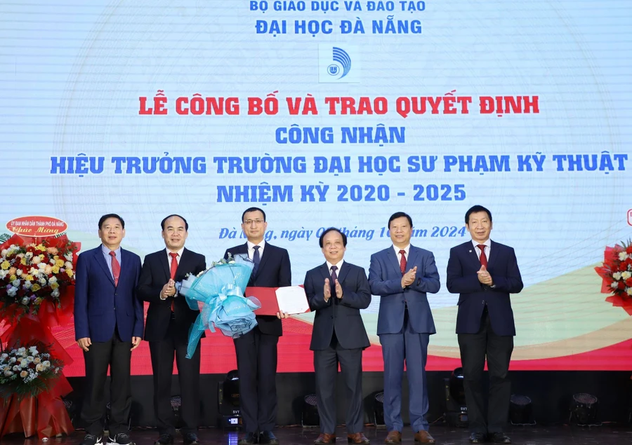 Lãnh đạo Đại học Đà Nẵng tặng hoa chúc mừng tân Hiệu trưởng Trường ĐH Sư phạm Kỹ thuật. Ảnh: Thanh Nhã. 