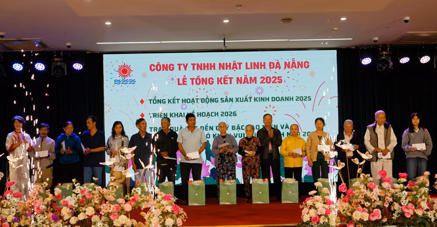 Đại diện lãnh đạo phường Cẩm Lệ và Công ty Nhật Linh Đà Nẵng trao quà cho người già, gia đình khó khăn.