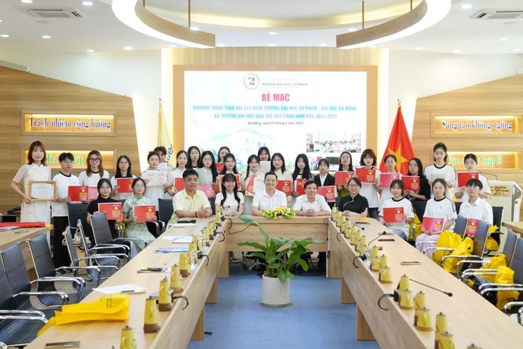 Sinh viên Trường Đại học Dân tộc Quý Châu, Trung Quốc hoàn thành Chương trình trao đổi sinh viên quốc tế (3+1) tại Trường Đại học Sư phạm, Đại học Đà Nẵng. anh-2-bai-4-gdtd.jpg