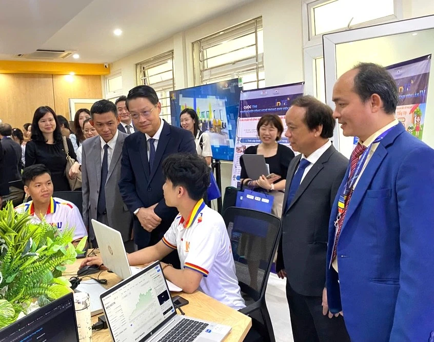 Lãnh đạo thành phố Đà Nẵng và ĐH Đà Nẵng tại VKU Fintech Hub. 