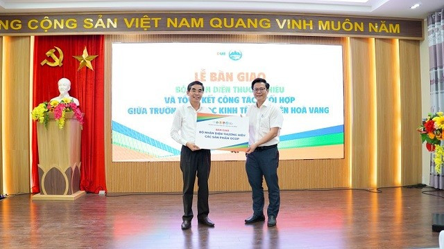 Đại diện Trường Đại học Kinh tế - Đại học Đà Nẵng bàn giao bộ nhận diện thương hiệu cho các sản phẩm OCOP địa phương tại Đà Nẵng. dai-hoc-kinh-te-da-nang-ban-giao-bo-nhan-dien-thuong-hieu.jpg