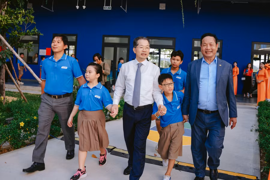 Học sinh Trường Hy vọng đón đại biểu dự lễ khánh thành cơ sở mới.