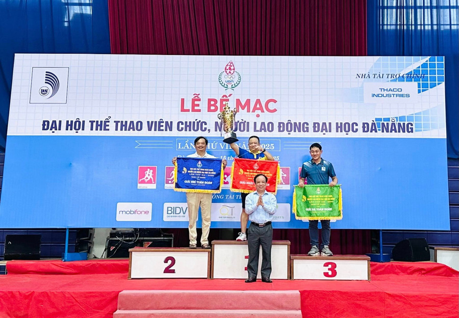 Ông Nguyễn Ngọc Vũ, Giám đốc Đại học Đà Nẵng trao giải nhất, nhì, ba toàn đoàn cho các đơn vị. 