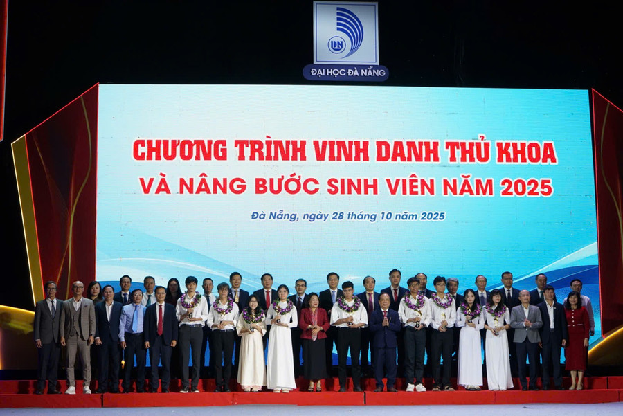 Đại học Đà Nẵng vinh danh tân thủ khoa các trường thành viên trong kỳ tuyển sinh đại học năm 2025.
