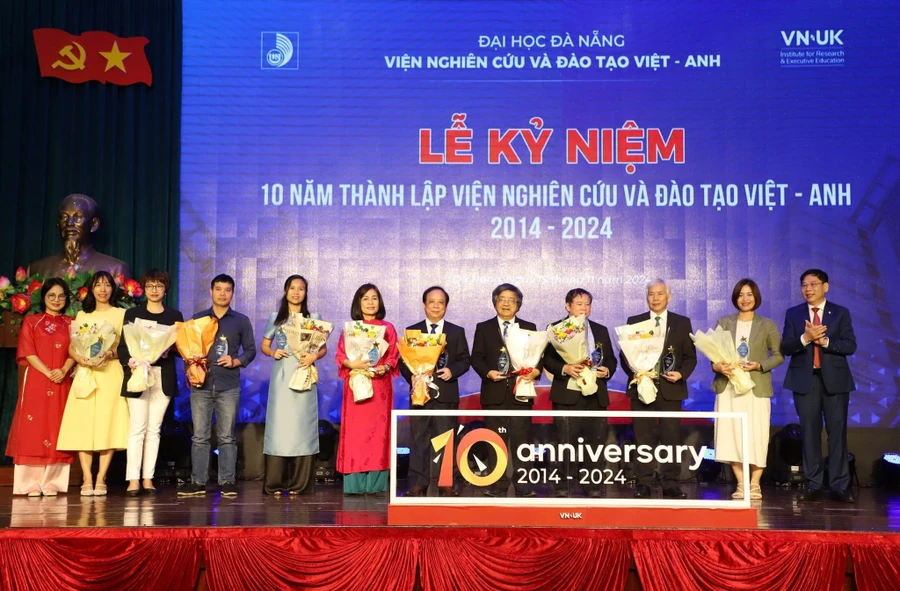 Viện Nghiên cứu và Đào tạo Việt - Anh tặng hoa tri ân những người tham gia sáng lập Viện cùng các đối tác. 