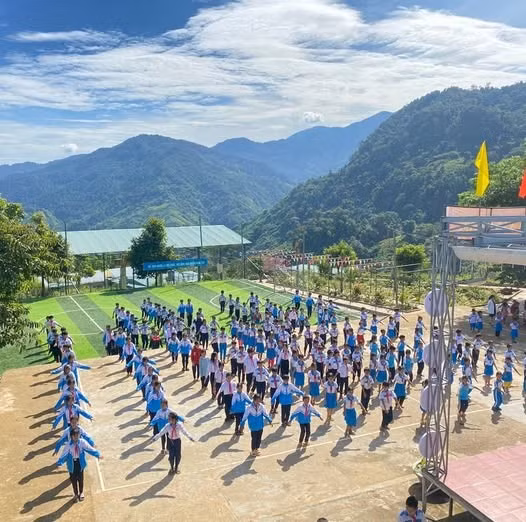 Hoạt động tập thể dục giữa giờ của học sinh Trường Phổ thông dân tộc bán trú Tiểu học - THCS Trà Nam.