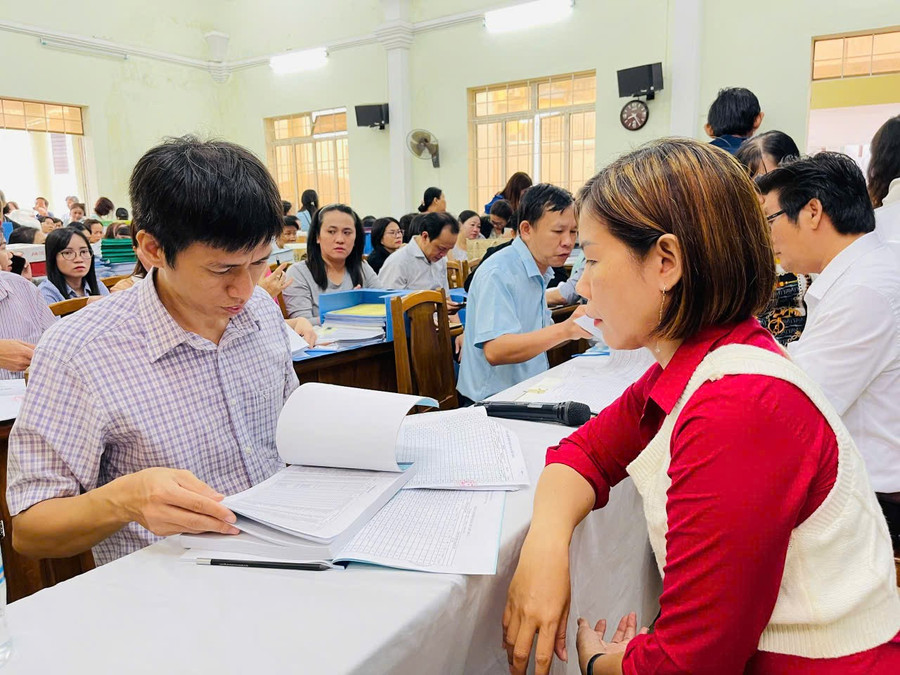 Sở GD&ĐT Khánh Hòa kiểm tra, đánh giá công tác phổ cập, xóa mù chữ tại một số địa phương. Ảnh: NTCC