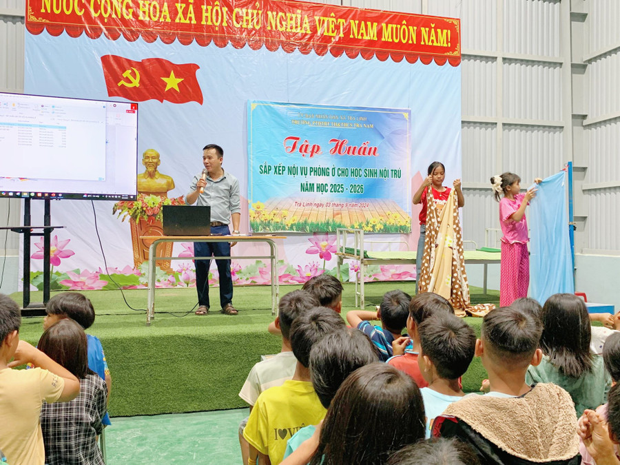 Học sinh Trường Phổ thông dân tộc bán trú Tiểu học & THCS Trà Nam thực hành sắp xếp nội vụ phòng ở khu nội trú. tra-nam-vo-dang-chin.jpg