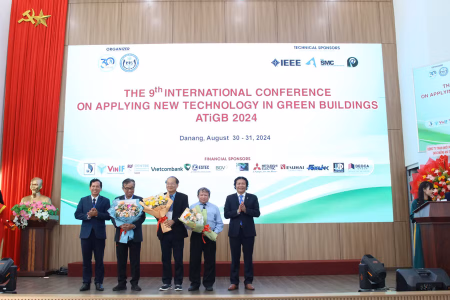 Đại diện Trường Đại học Sư phạm Kỹ thuật, Đại học Đà Nẵng tặng hoa cho 3 diễn giả chính ở phiên toàn thể. 