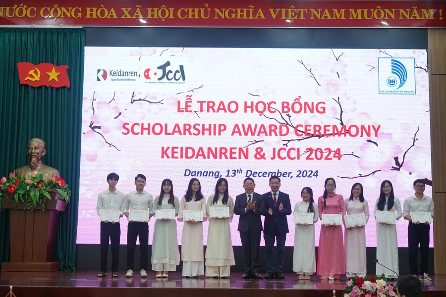 Đại diện Đại học Đà Nẵng và các đối tác từ Nhật Bản trao học bổng cho sinh viên. 