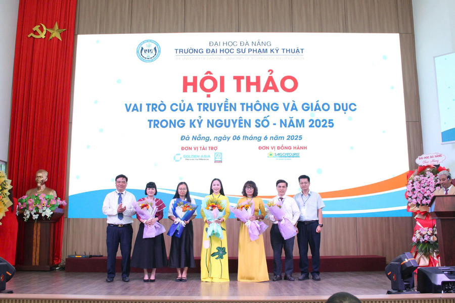 Ban tổ chức tặng hoa cho Hội đồng phản biện. truyen-thong-va-giao-duc.jpg