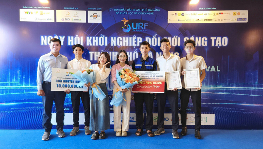 Nhóm sinh viên thực hiện dự án Máy tách vỏ hạt sen tươi bán tự động và giảng viên hướng dẫn tại lễ trao giải Ngày hội Khởi nghiệp đổi mới sáng tạo TP Đà Nẵng năm 2025. may-tach-hat-sen-sv-khoi-nghiep-dh-su-pham-ky-thuat-da-nang.jpg