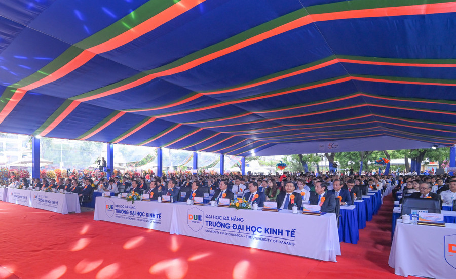 Suasana perayaan ulang tahun ke-50 berdirinya dan pengembangan Universitas Ekonomi - Universitas Danang. toan-canh-50-nam-truong-dai-hoc-kinh-te-da-nang.jpg