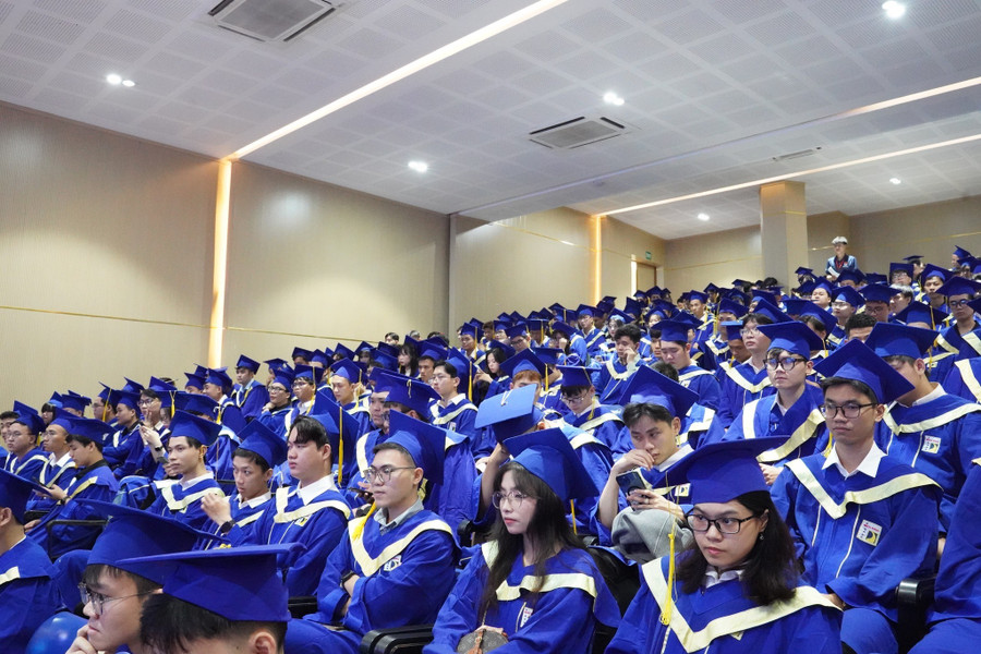 Học viên, sinh viên Trường Đại học Bách khoa, Đại học Đà Nẵng dự lễ trao bằng tốt nghiệp. 