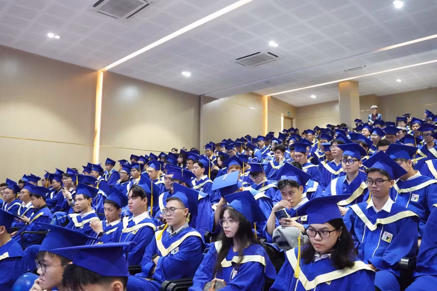 Học viên, sinh viên Trường Đại học Bách khoa, Đại học Đà Nẵng dự lễ trao bằng tốt nghiệp. 