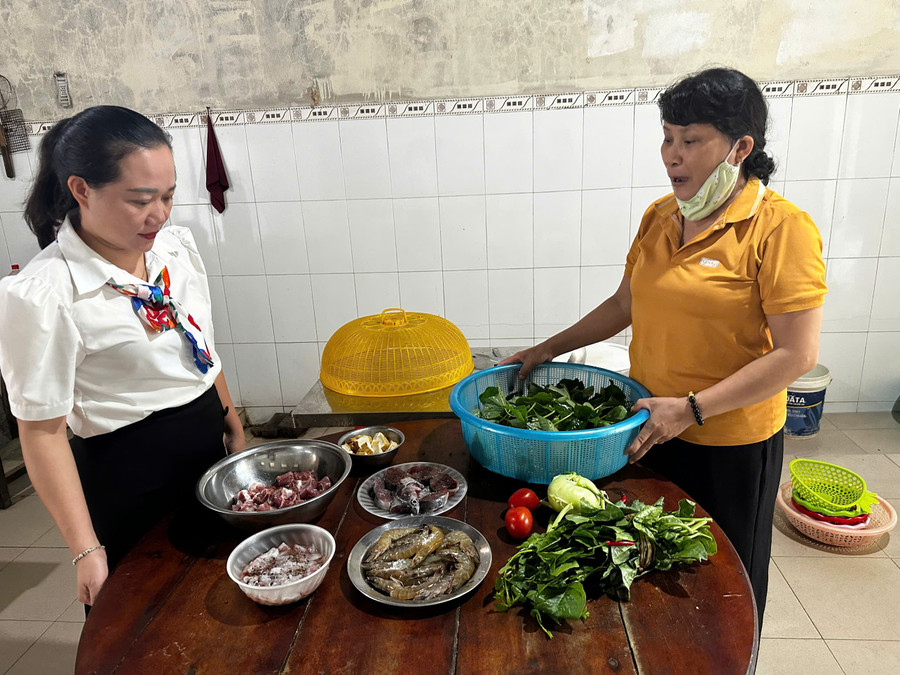 Bà Mai Thị Phương Thảo, Phó Hiệu trưởng Trường THPT Phạm Phú Thứ kiểm tra việc chuẩn bị bữa ăn trong tuần ôn tập và dự thi tốt nghiệp của học sinh nội trú. truong-thpt-pham-phu-thu-da-nang.jpg