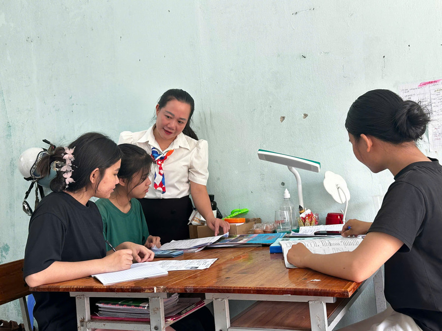 Bà Mai Thị Phương Thảo, Phó Hiệu trưởng Trường THPT Phạm Phú Thứ thăm hỏi học sinh trong giờ tự học tại khu nội trú. 