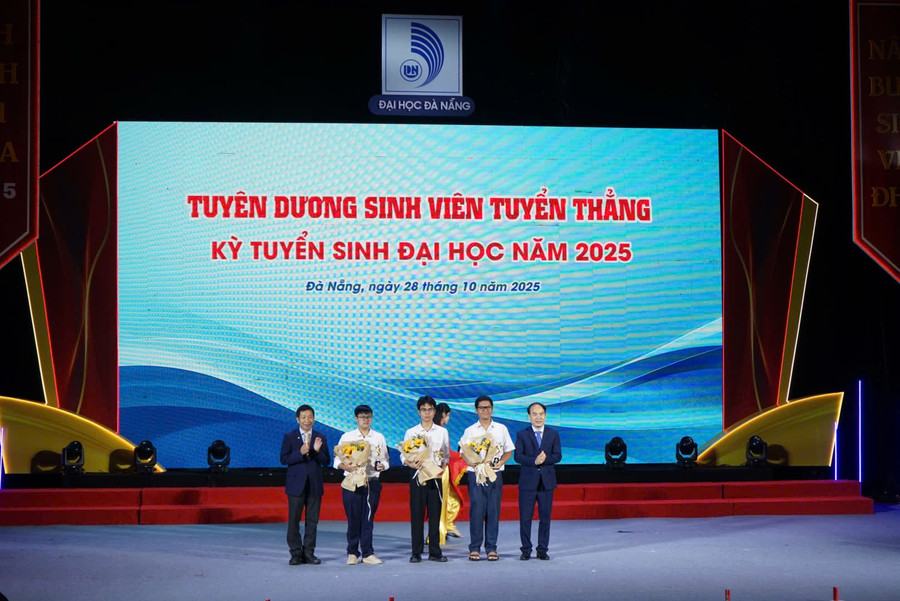Đại học Đà Nẵng khen thưởng sinh viên tuyển thẳng kỳ tuyển sinh đại học 2025. tuyen-duong-sinh-vien-tuyen-thang.jpg