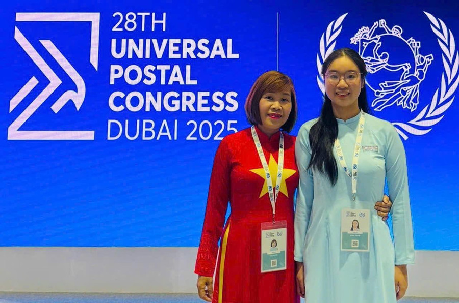 Em Phạm Đoàn Minh Khuê và cô giáo Đỗ Thị Cẩm Nhung trong lễ trao giải Cuộc thi Viết thư UPU quốc tế năm 2025 tại Dubai.