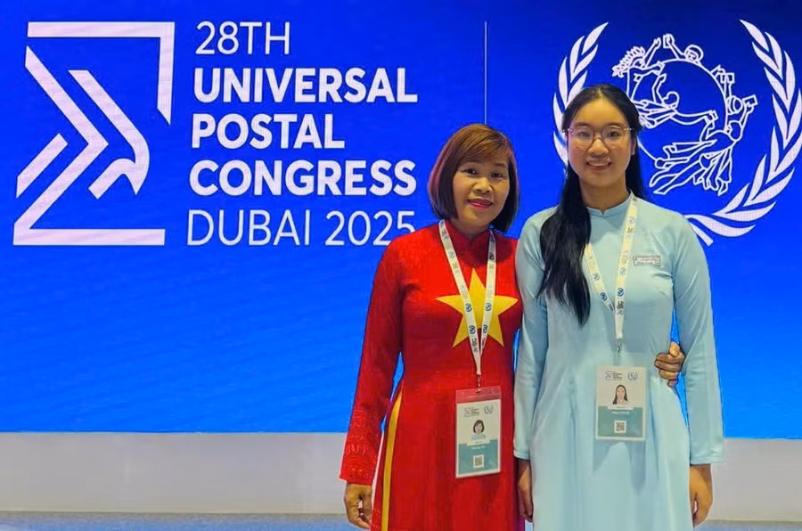 Em Phạm Đoàn Minh Khuê và cô giáo Đỗ Thị Cẩm Nhung trong lễ trao giải Cuộc thi Viết thư UPU quốc tế năm 2025 tại Dubai.