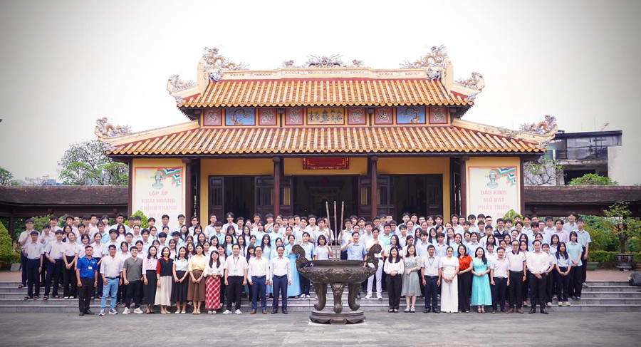 Học sinh các đội tuyển tham gia kỳ thi HSG quốc gia của TP Đà Nẵng dâng hương tại Đền thờ Thoại Ngọc Hầu.