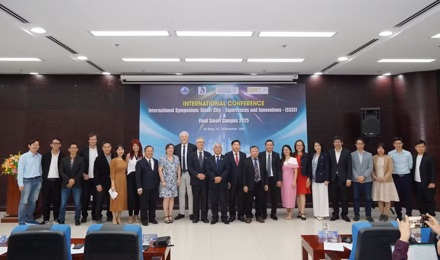 Các chuyên gia, nhà quản lý chụp ảnh lưu niệm tại hội thảo. 