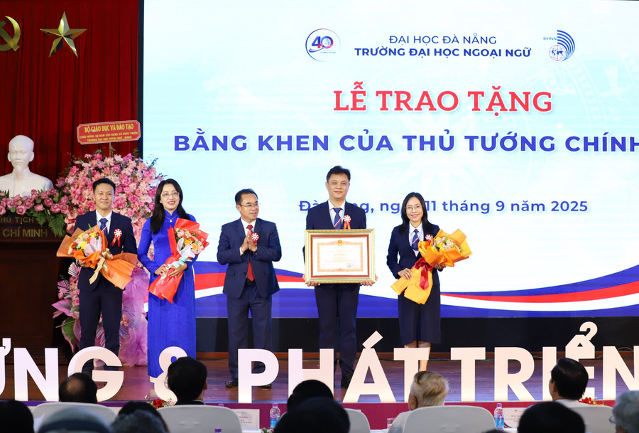 Lãnh đạo nhà trường đón nhận Bằng khen của Thủ tướng Chính phủ. bang-khen-cua-thu-tuong-chinh-phu.jpg