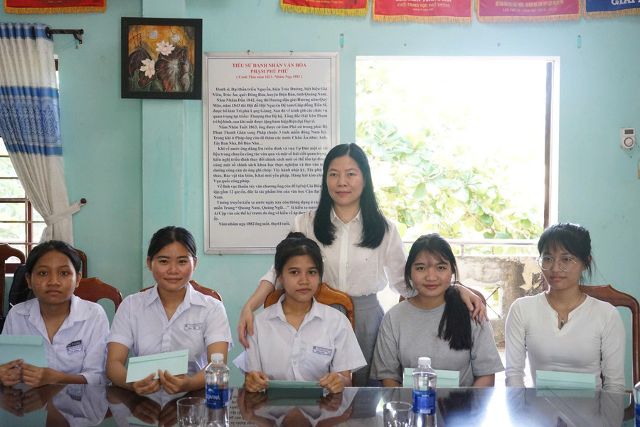 Bà Lê Thị Bích Thuận, Giám đốc Sở GD&ĐT Đà Nẵng tặng quà cho những học sinh Cơ tu trước ngày dự thi tốt nghiệp. da-nang-mon-ngu-van.jpg