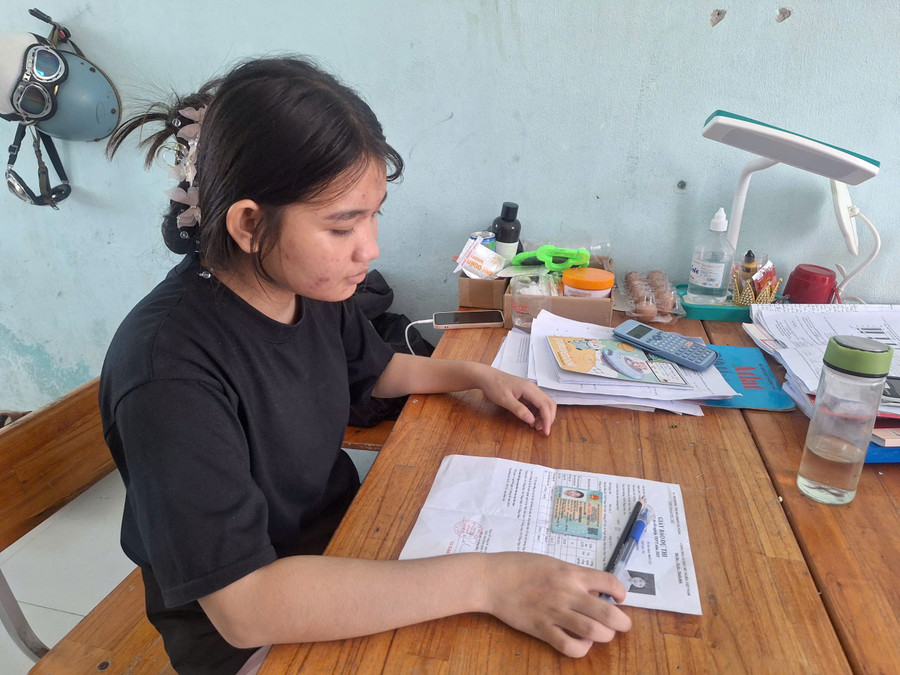 Nguyễn Thị Ngoanh kiểm tra lại vật dụng, thẻ dự thi, căn cước công dân trước khi đến điểm thi. da-nang-mon-ngu-van-nam-2025.jpg