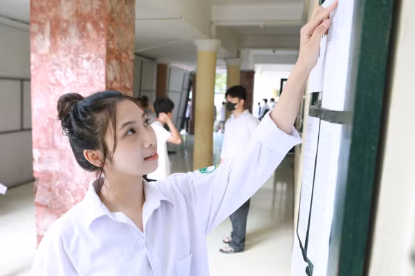 Học sinh dự thi tốt nghiệp THPT năm 2026 tại điểm thi Trường THPT Hoài Đức B, Hà Nội. Ảnh: Đình Tuệ.