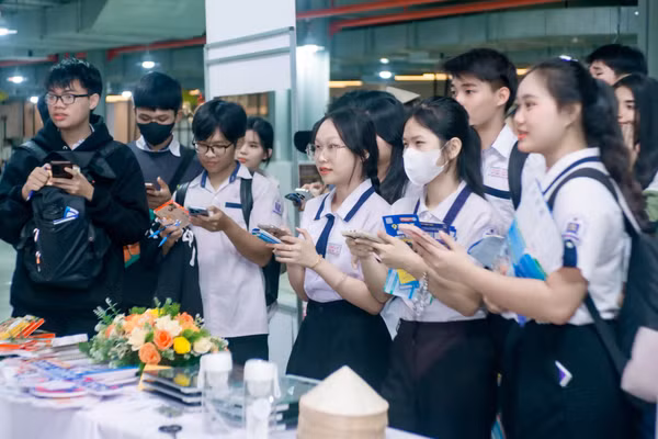Học sinh trải nghiệm tại ngày hội Tư vấn Tuyển sinh - Hướng nghiệp (Ngày Mở lần thứ 19 năm 2026).