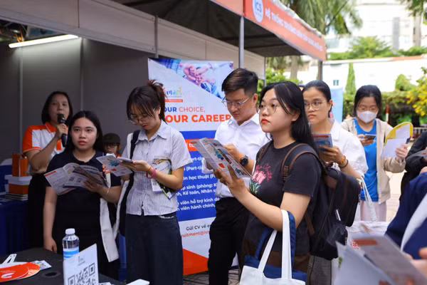 Hơn 1.000 việc làm, vị trí thực tập được giới thiệu tại ngày hội việc làm HCMUE Job Fair 2026. Ảnh: NTCC.