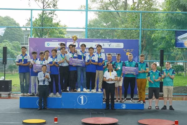 Ba đội đoạt các giải cao nhất cuộc thi Nghiên cứu và Thiết kế Thiết bị bay không người lái lần thứ 3 năm 2026.