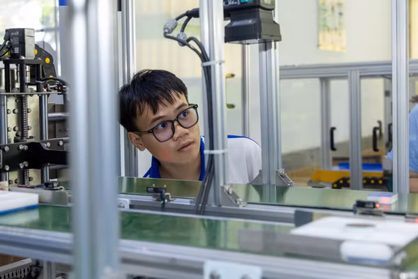 Sinh viên Trường Đại học Công nghệ Kỹ thuật TPHCM trong cuộc thi về lĩnh vực Robot, Điều khiển và Tự động hóa, tháng 7/2026. Ảnh: NTCC.