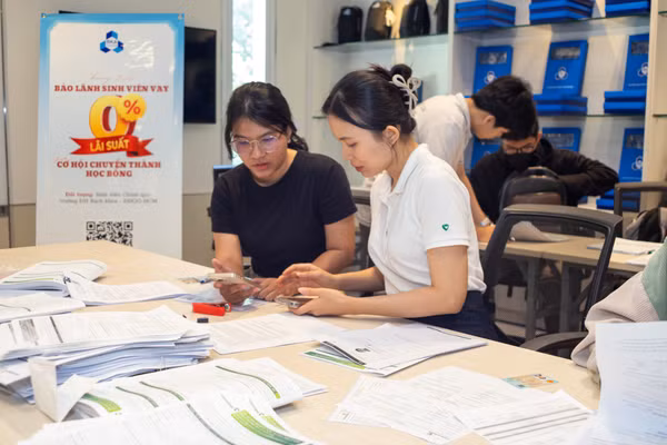 Sinh viên được hướng dẫn làm hồ sơ vay vốn chương trình bảo lãnh vay và hỗ trợ lãi suất của cộng đồng Cựu sinh viên Phú Thọ - Bách khoa. Ảnh: Lê Nam.