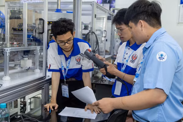 Các đội thi đấu tại vòng chung kết cuộc thi Yaskawa Robotic and Motion Challenge 2026 (YRMC 2026). Ảnh: UTE TV.