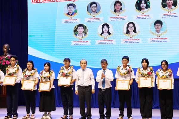 Trường Đại học Sài Gòn khen thưởng các tân sinh viên đạt thành tích thủ khoa các tổ hợp xét tuyển. Ảnh: M.Tùng.