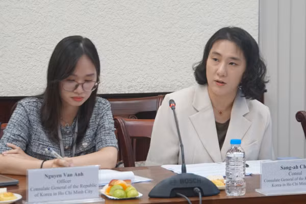 Bà Choi Sang Ah, Lãnh sự Tổng Lãnh sự quán Hàn Quốc tại TPHCM trao đổi tại buổi lễ. Ảnh: Mạnh Tùng.