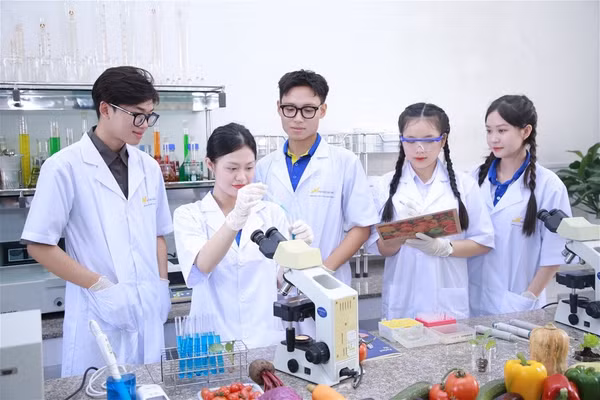 Sinh viên ngành Công nghệ thực phẩm, Trường Đại học Lạc Hồng thực hành tại phòng thí nghiệm. Ảnh: LHU.