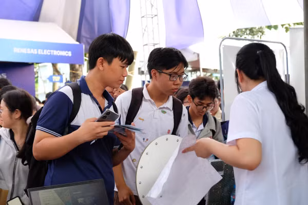 Sinh viên tìm hiểu thông tin việc làm tại ngày hội Sinh viên và Doanh nghiệp năm 2026 do Trường Đại học Khoa học tự nhiên, Đại học Quốc gia TPHCM tổ chức. Ảnh: M.Tùng.