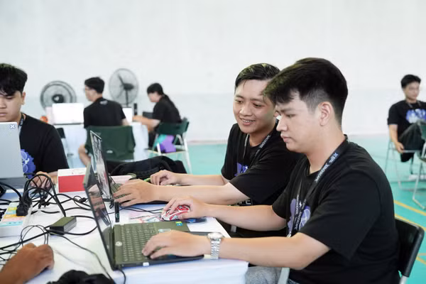 Các đội phân tích yêu cầu đề bài, xác định phương án và phân công nhiệm vụ trước khi triển khai giải pháp tại chung kết cuộc thi UAV SkyTrack Hackathon 2026.