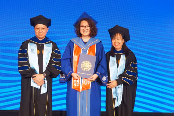 Tân cử nhân Trường Đại học Fulbright Việt Nam nhận bằng tốt nghiệp vào ngày 13/6. Ảnh: Mạnh Tùng.