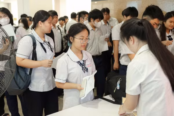 Học sinh thi thử nghiệm tốt nghiệp THPT trên máy tính tại Trường Đại học Ngân hàng TPHCM vào tháng 5/2026. Ảnh: HUB.