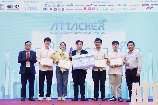 Nhóm URAx giành giải nhất ATTACKER 2025.