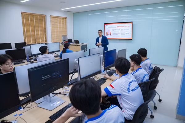Học sinh THPT tham quan môi trường học tập Trường Đại học Công nghệ Thông tin (Đại học Quốc gia TPHCM) trong chương trình UniTour 2026, diễn ra ngày 16/5. Ảnh: UIT.