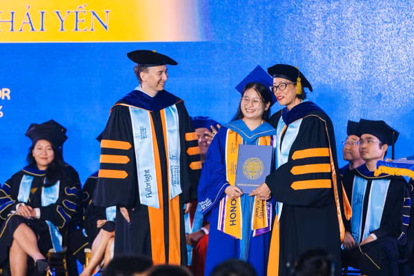 Hải Yến nhận bằng tốt nghiệp tại Trường Đại học Fulbright Việt Nam. Ảnh: FUV.