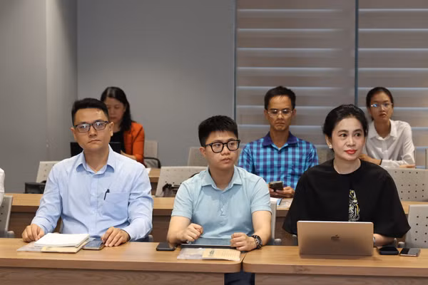 Đại biểu, học viên tại lễ khai giảng khóa bồi dưỡng "Kiến thức vận hành Trung tâm Tài chính quốc tế Việt Nam". Ảnh: UEH.