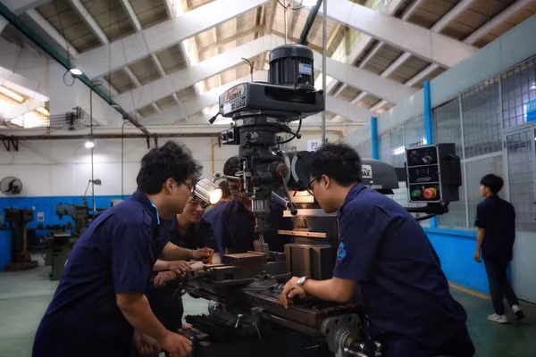 Sinh viên Trường Đại học Bách khoa thực hành tại xưởng Cơ khí. Ảnh: Ngọc Dương.
