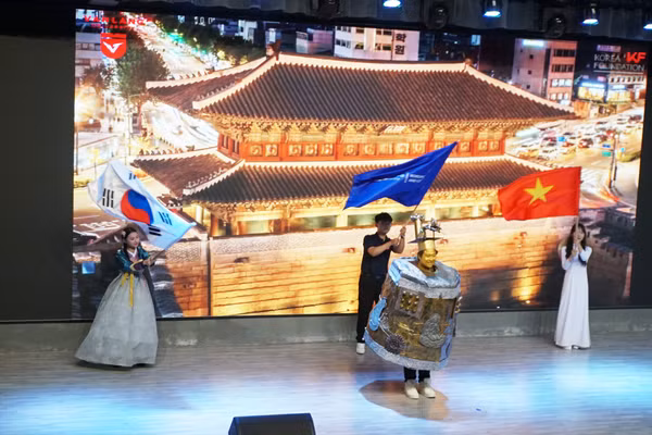 Màn hóa trang di sản "Chuông đồng chùa Naesosa" của sinh viên Trường Đại học Văn Lang.