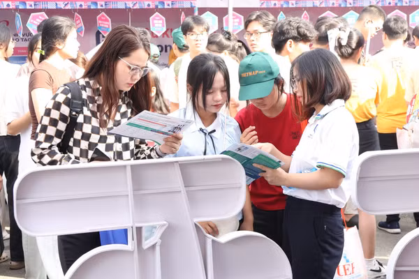 Thí sinh tìm hiểu thông tin tuyển sinh của Trường Đại học Khoa học Sức khỏe tại một ngày hội tuyển sinh.